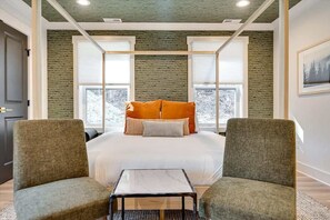 Tabla de planchar con plancha, cuna de viaje, wifi y ropa de cama 