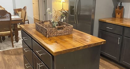 3 Bed, 2 Bath Full Home - Dog Friendly, Purina, Six Flags