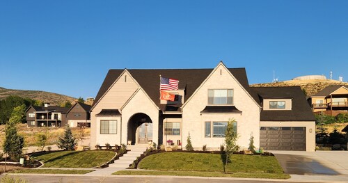 New to Market - Stunning Apartment with Mountain Views + year round recreation