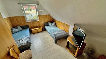 2 bedrooms, iron/ironing board, free WiFi, bed sheets