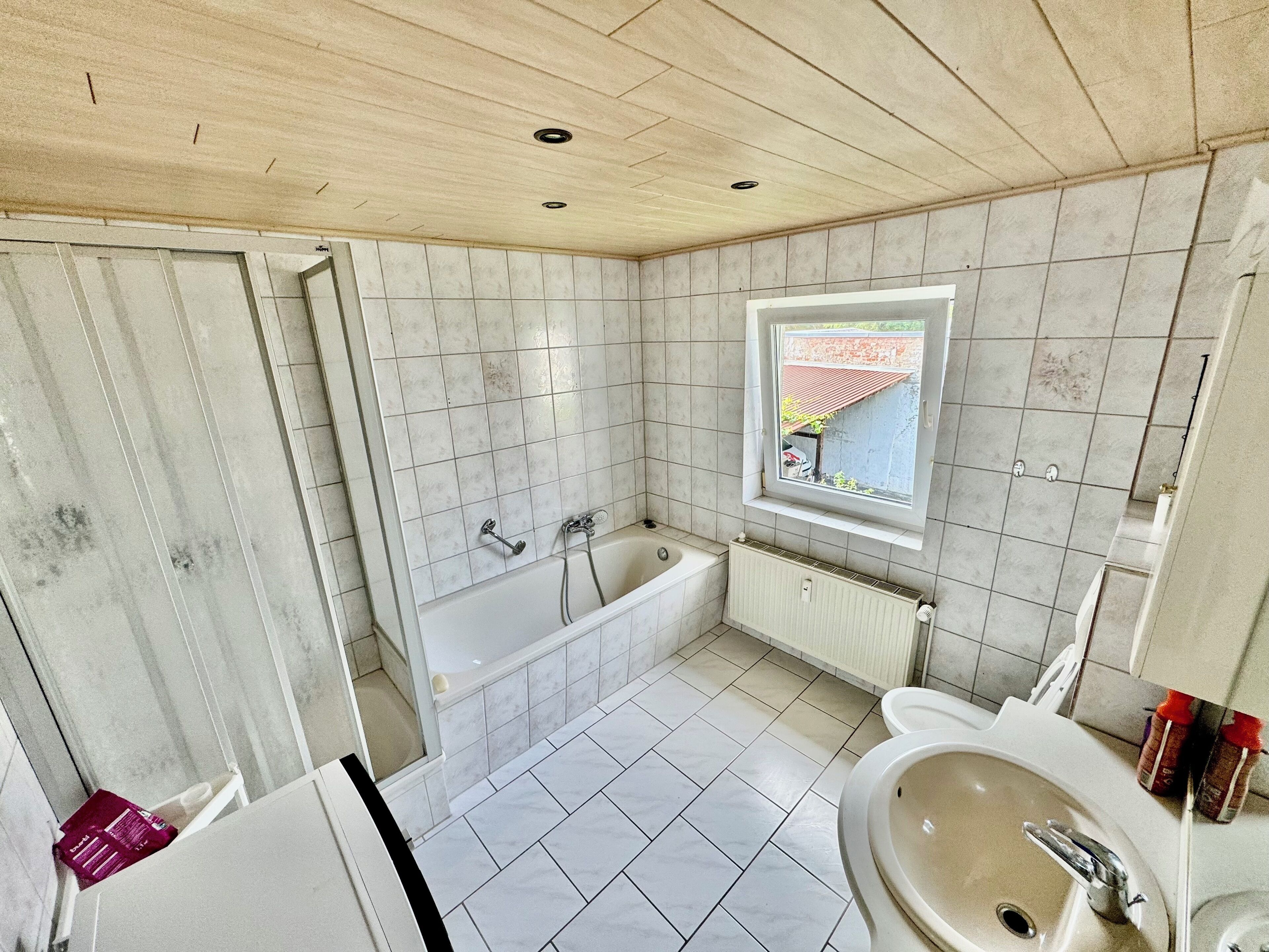 Haartrockner, Handtücher, Seife, Toilettenpapier