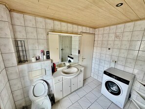 Haartrockner, Handtücher, Seife, Toilettenpapier