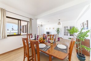 Villa | Dining - Villa in Albufeira Near Town Center (Albufeira)
