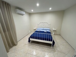 2 bedrooms, in-room safe, iron/ironing board, free WiFi