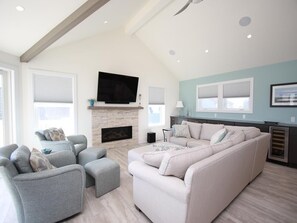 Living area - Ocean Block Spacious 5-bedroom house with WiFi and AC in Beach Haven (Beach Haven)