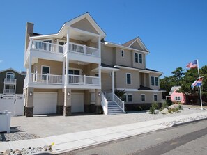 Exterior - Ocean Block Spacious 5-bedroom house with WiFi and AC in Beach Haven (Beach Haven)