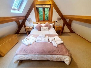 2 bedrooms, iron/ironing board, WiFi, bed sheets - Swn Y Nant lodge with hot tub Brecon (brecon)