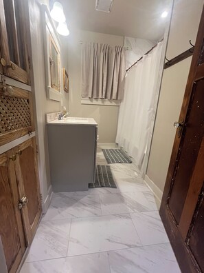 Haartrockner, Handtücher, Toilettenpapier