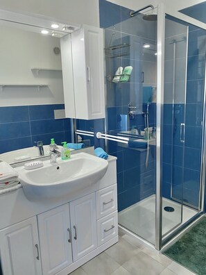 Dusche, Haartrockner, Handtücher, Toilettenpapier