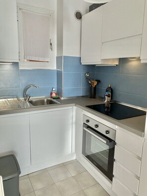 Fridge, microwave, oven, coffee/tea maker