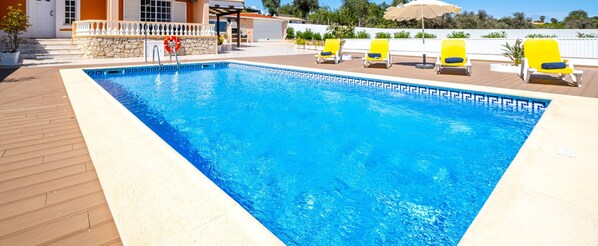 Vila | Piscina | Piscina interna, piscina externa