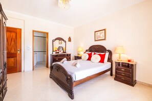 4 chambres, fer et planche à repasser, draps fournis