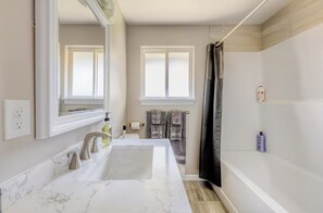 Suihku, hiustenkuivaaja, pyyhkeet, saippua