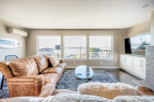 Charming 2-bedroom unit with WiFi, AC with amazing Puget Sound view in Tacoma
