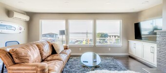Charming 2-bedroom unit with WiFi, AC with amazing Puget Sound view in Tacoma