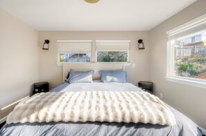 2 makuuhuonetta, työpöytä, silitysrauta/-lauta, ilmainen Wi-Fi