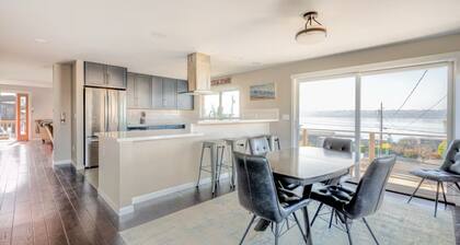 Charming 2-bedroom unit with WiFi, AC with amazing Puget Sound view in Tacoma