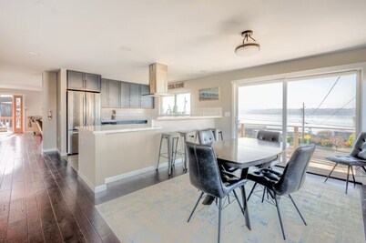 Charming 2-bedroom unit with WiFi, AC with amazing Puget Sound view in Tacoma