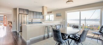 Charming 2-bedroom unit with WiFi, AC with amazing Puget Sound view in Tacoma