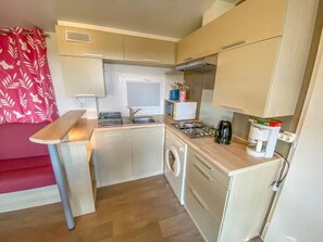 Fridge, microwave, stovetop - ZEcamping 3 étoiles locatif TV 35m2 6 pers (Beaulieu)