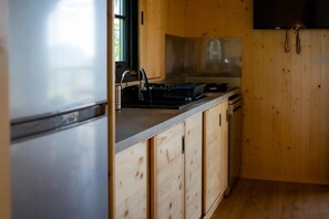 Fridge, microwave, stovetop, dishwasher - ZEcamping 3* locatif TV LV 42m2 5 pers (Beaulieu)