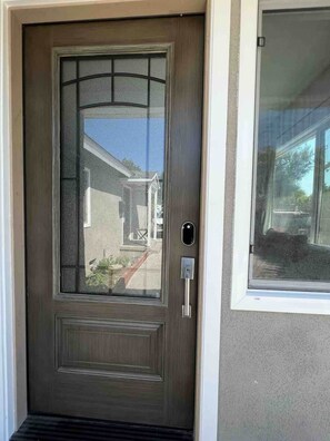 A brown door with a glass panel and a keypad lock. - Oasis 2BR Culver City: 6 Miles to SoFi Stadium (Culver City)