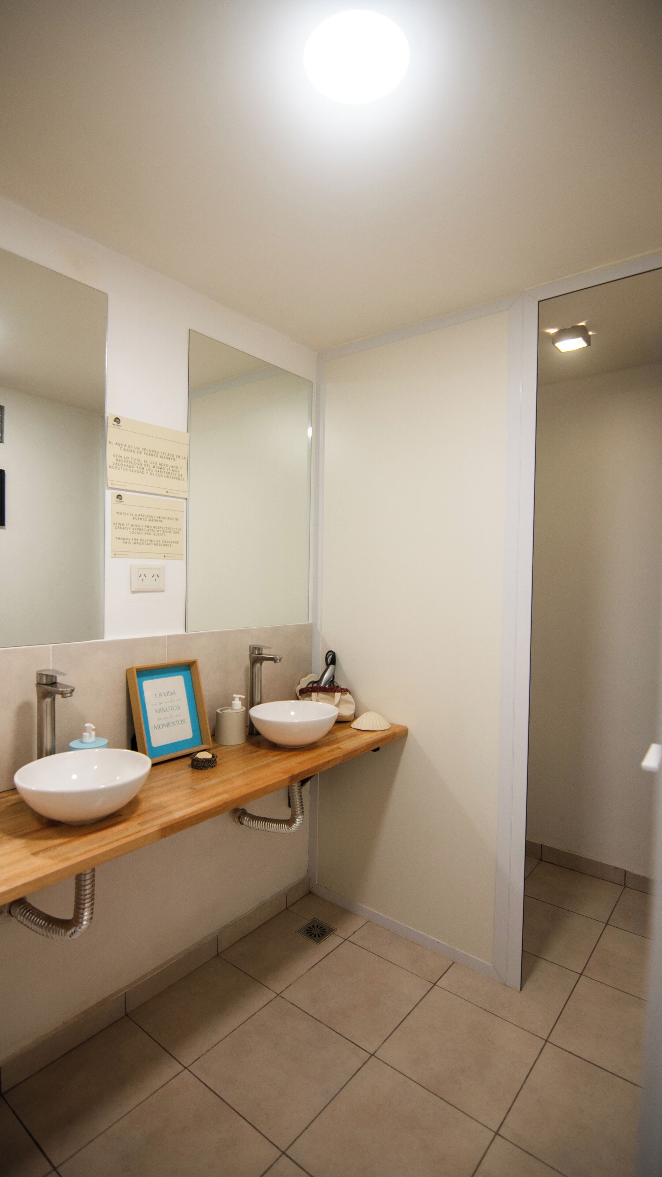 Banheira e chuveiro separados, secador de cabelo (mediante solicitação)