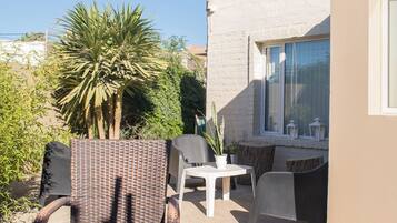 Standard Room, Patio, City View | Living area