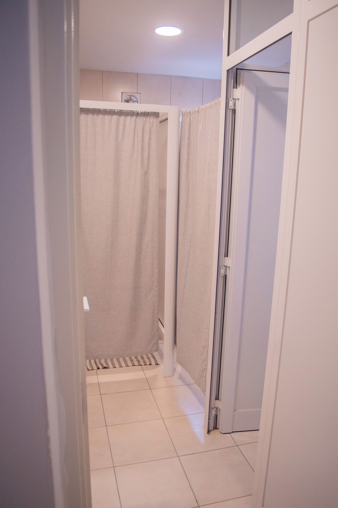 Bañera y ducha independientes, secador de pelo, toallas, papel higiénico