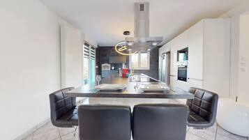 Réfrigérateur, micro-ondes, four, cafetière/bouilloire