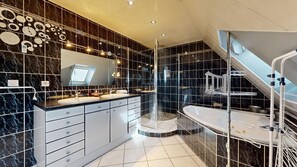 Haartrockner, Handtücher, Toilettenpapier