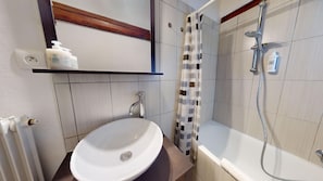 Secadora de cabello, toallas, jabón, papel de baño