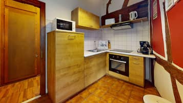 Fridge, oven, stovetop, coffee/tea maker
