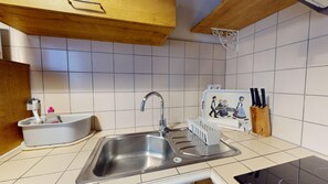 Refrigerador, horno, cafetera y tetera y tetera eléctrica