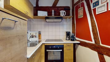 Een koelkast, een oven, een koffiezetapparaat/waterkoker, een waterkoker