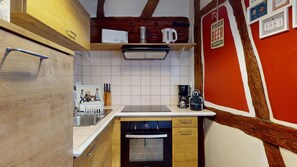 Fridge, oven, stovetop, coffee/tea maker