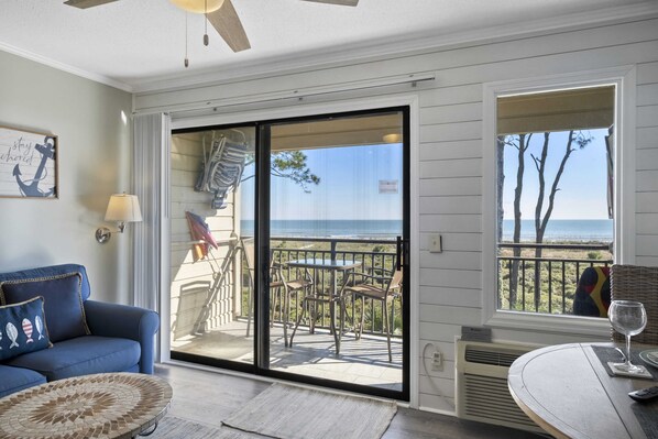 Living area - DIRECT OCEANFRONT in heart of Coligny (Hilton Head Island)