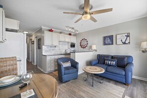 Living area - DIRECT OCEANFRONT in heart of Coligny (Hilton Head Island)