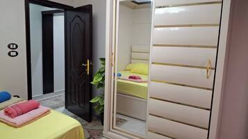 2 bedrooms, iron/ironing board, WiFi