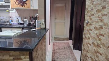 Batterie de cuisine, vaisselle et ustensiles