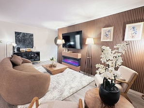 Living area - Charming 2-bedroom apartment in soothing Alhambra with WiFi, AC (Alhambra)
