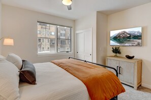 3 bedrooms, desk, iron/ironing board, travel crib