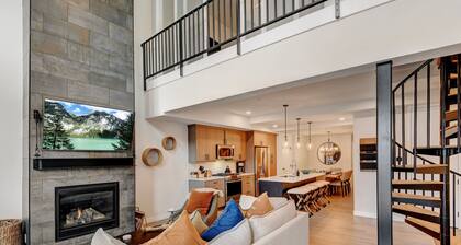 Downtown WP Penthouse 219 I Private Hot Tub I Great Views I Bunk Room I Discounted Attractions