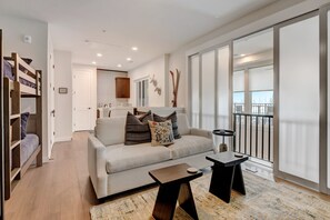 Smart-TV, peis, videospill og bøker