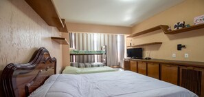4 habitaciones, tabla de planchar con plancha, wifi y ropa de cama 