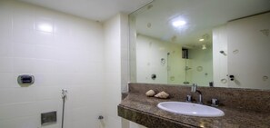 Chuveiro, secador de cabelo, toalhas de banho 