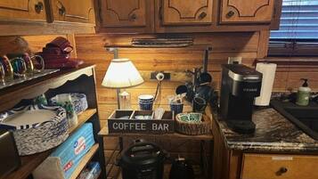 Een koelkast, een microgolfoven, een koffiezetapparaat/waterkoker