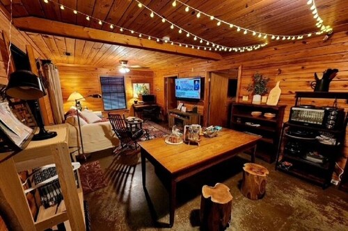 Bankhead Hideaway - Peaceful Retreat w/Hot Tub in Bankhead Forest. Dog Friendly!