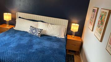 2 slaapkamers, een bureau, een strijkplank/strijkijzer, gratis wifi