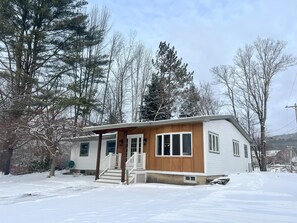 Exterior - Enjoyable a cabin on the Black river with WiFi in Ludlow for a cozy stay (Ludlow)